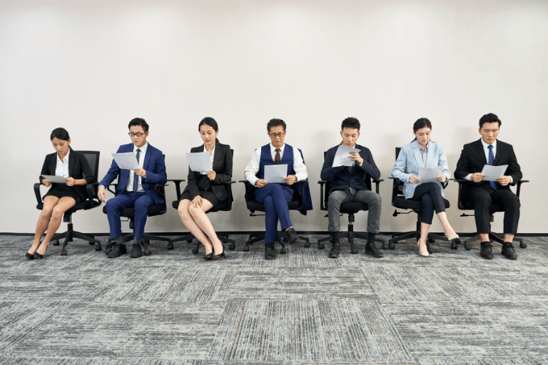 アナログ作業で困っている人事部のイメージ