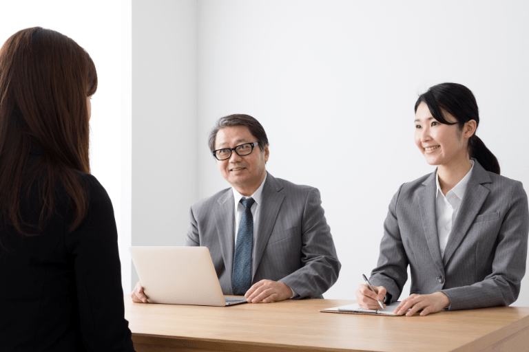 採用活動中の人事部のイメージ