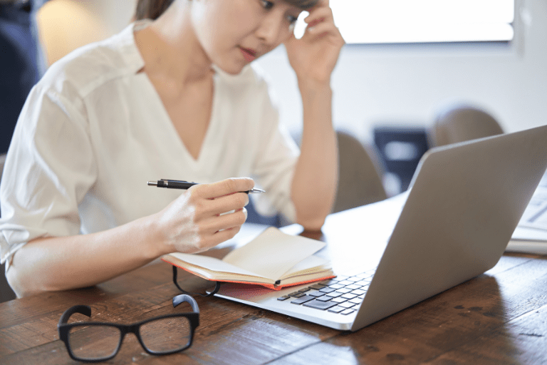 資料の作成に困る人事部の社員