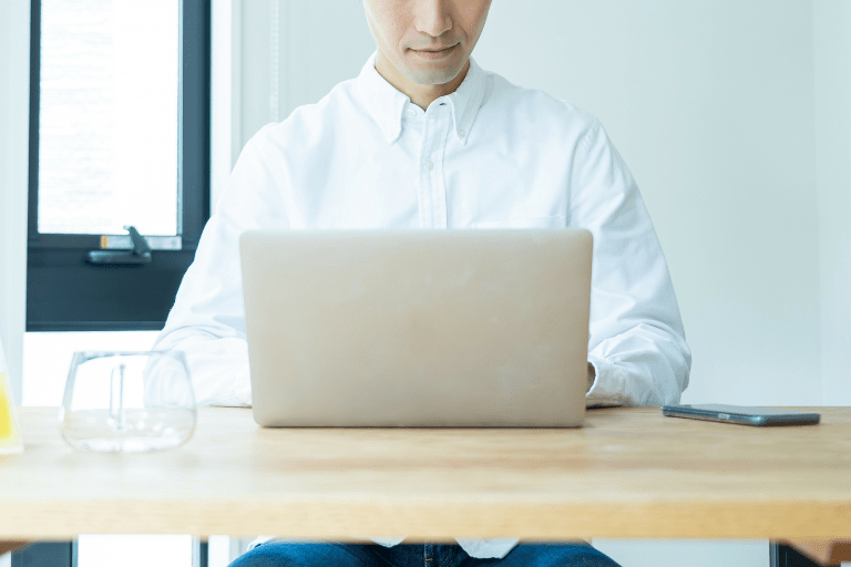 パソコン作業をする人のイメージ
