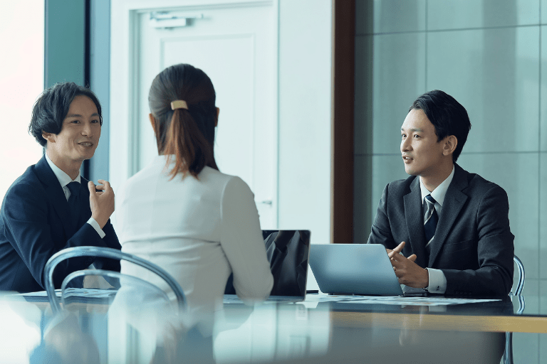 運用保守について会議をしている様子